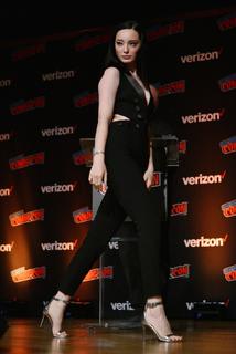 Emma Dumont feet photo thumbnail
