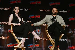 Emma Dumont feet photo thumbnail