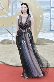 Emma Dumont feet photo thumbnail