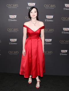 Emma Dumont feet photo thumbnail