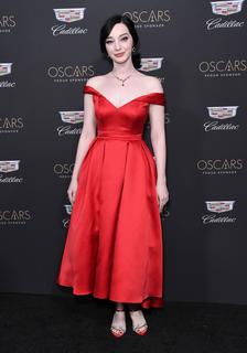 Emma Dumont feet photo thumbnail