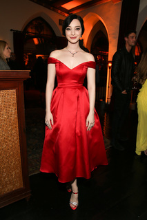 Emma Dumont feet photo thumbnail