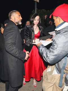 Emma Dumont feet photo thumbnail