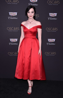 Emma Dumont feet photo thumbnail