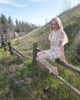 Emma Dumont feet photo thumbnail