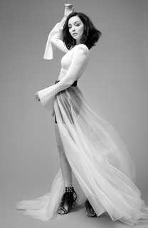 Emma Dumont feet photo thumbnail