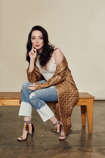 Emma Dumont feet photo thumbnail