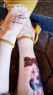 Emma Dumont feet photo thumbnail