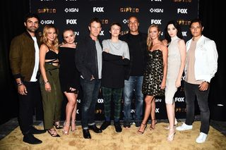 Emma Dumont feet photo thumbnail