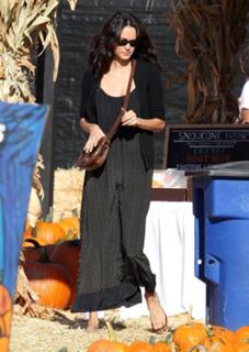 Emma Heming Willis feet photo thumbnail