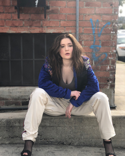 Emma Kenney feet photo thumbnail