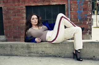 Emma Kenney feet photo thumbnail