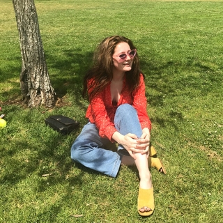 Emma Kenney feet photo thumbnail