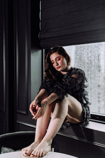 Emma Kenney feet photo thumbnail