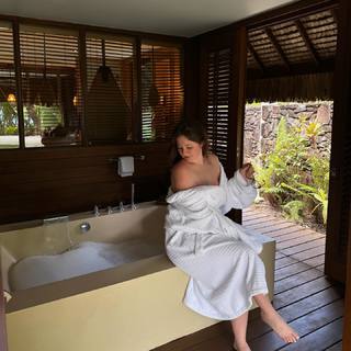 Emma Kenney feet photo thumbnail