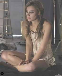 Emma Lahana feet photo 2