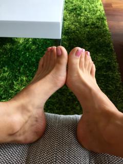 Emma Lovett feet photo thumbnail