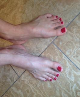 Emma Lovett feet photo thumbnail