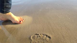 Emma Lovett feet photo thumbnail