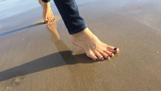 Emma Lovett feet photo thumbnail