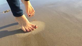 Emma Lovett feet photo thumbnail