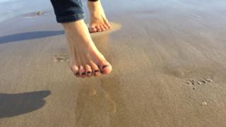 Emma Lovett feet photo thumbnail