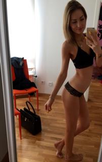 Emma Lovett feet photo thumbnail