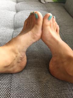 Emma Lovett feet photo thumbnail