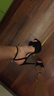 Emma Lovett feet photo thumbnail