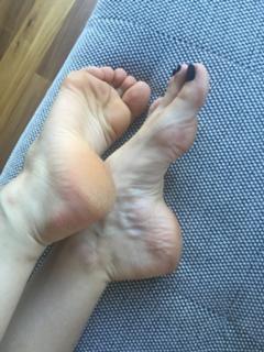 Emma Lovett feet photo thumbnail