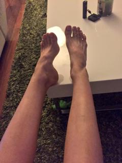 Emma Lovett feet photo thumbnail