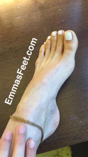 Emma Lovett feet photo thumbnail