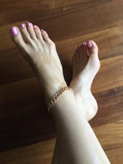 Emma Lovett feet photo thumbnail