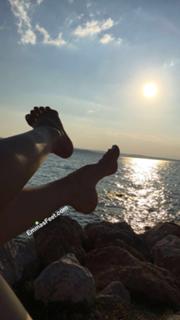 Emma Lovett feet photo thumbnail