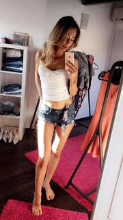 Emma Lovett feet photo thumbnail