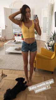 Emma Lovett feet photo thumbnail