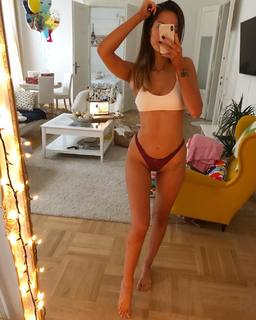 Emma Lovett feet photo thumbnail