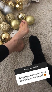 Emma Lovett feet photo thumbnail