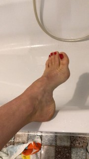Emma Lovett feet photo thumbnail