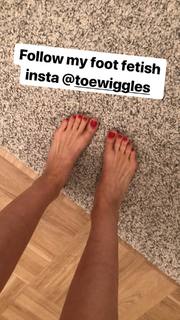 Emma Lovett feet photo thumbnail