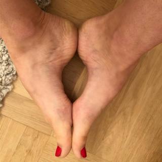 Emma Lovett feet photo thumbnail