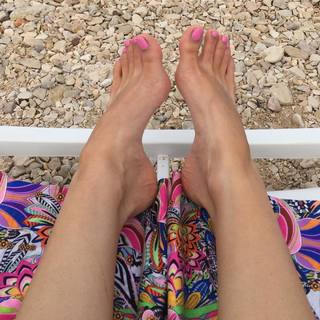 Emma Lovett feet photo thumbnail