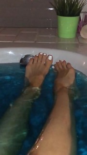 Emma Lovett feet photo thumbnail