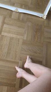 Emma Lovett feet photo thumbnail