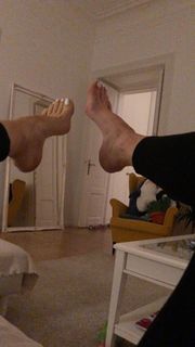 Emma Lovett feet photo thumbnail