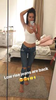 Emma Lovett feet photo thumbnail