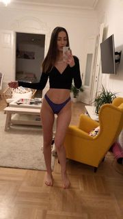 Emma Lovett feet photo thumbnail