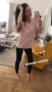 Emma Lovett feet photo thumbnail