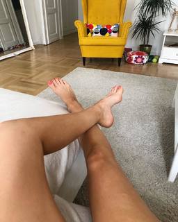 Emma Lovett feet photo thumbnail