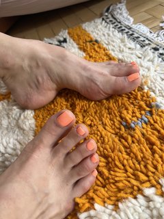 Emma Lovett feet photo thumbnail
